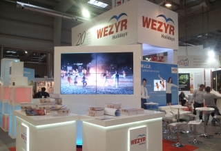Targi TT Warsaw - Wezyr Holiday 2 szt ekranów bezszwowych 2x2 moduły, Oświetlenie, monitory LCD.