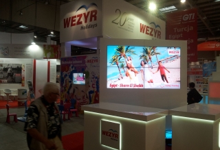 Targi TT Warsaw - Wezyr Holiday 2 szt ekranów bezszwowych 2x2 moduły, Oświetlenie, monitory LCD.