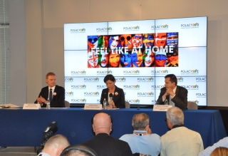 Serce EURO 2012 - Obsługujemy Krajowy Sztab Operacyjny podczas porannych briefingów prasowych w Centrum Olimpijskim - ściana LCD bezszwowa, system realizacji.